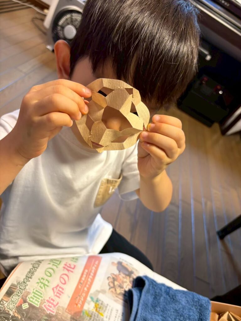 制作物を見せるこども