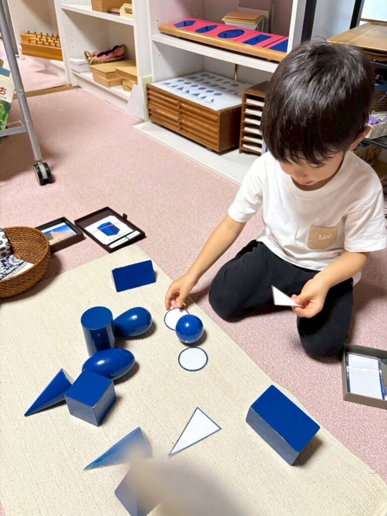 モンテッソーリ教具に触れるこども
