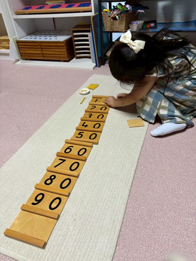 モンテッソーリ教具に触れるこども