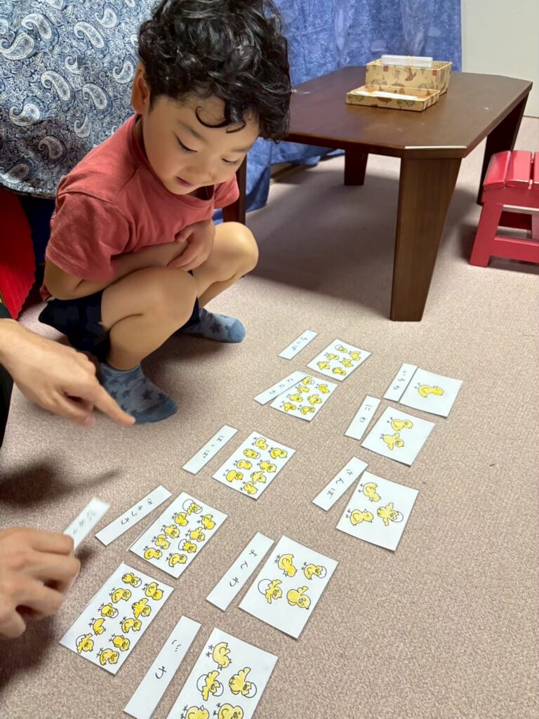 モンテッソーリ教具　集中する子ども