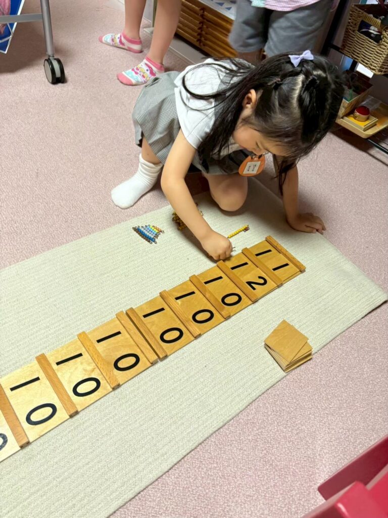 モンテッソーリ教具　集中する子ども