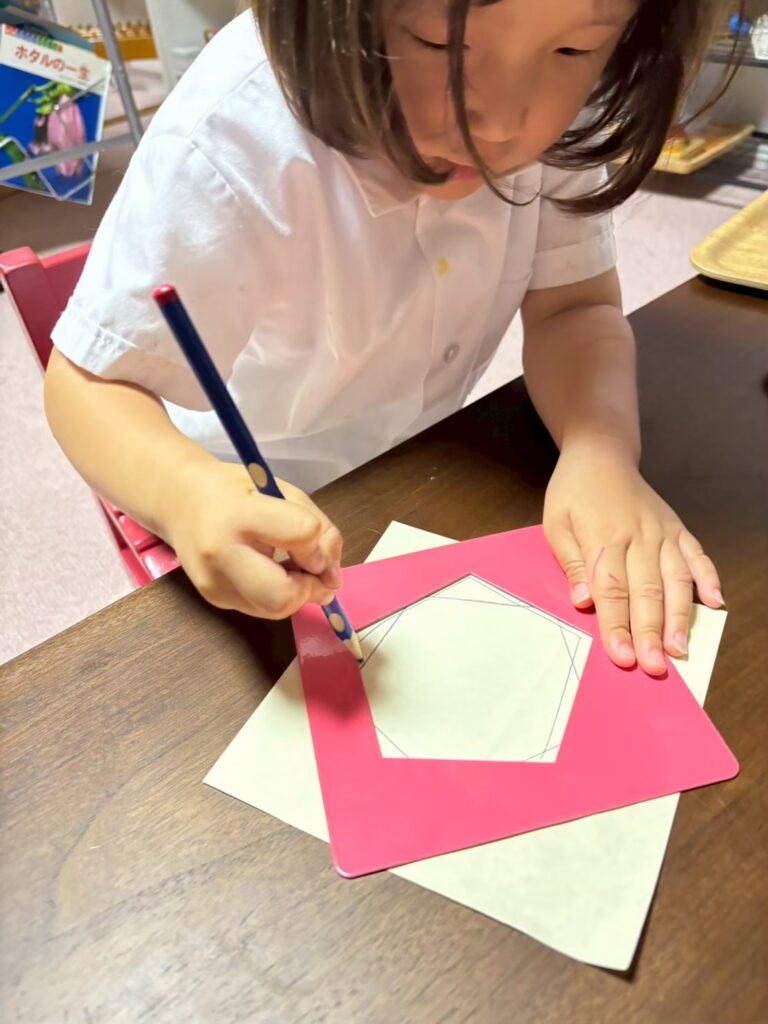 制作を行うこども