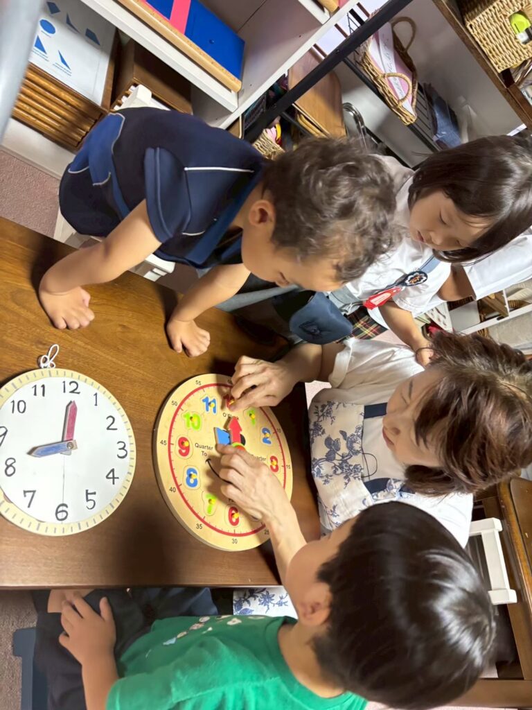 時計を使い学ぶ様子