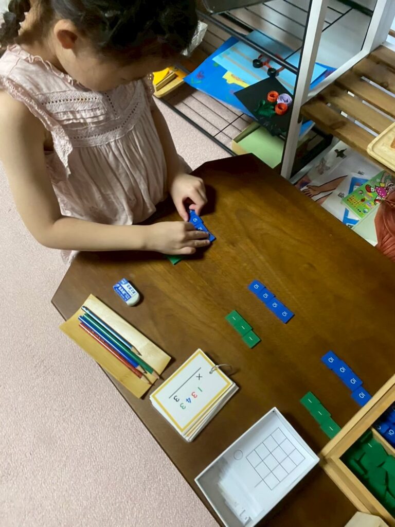 モンテッソーリ教具 集中する子ども