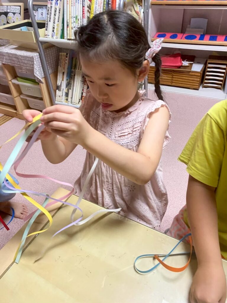 モンテッソーリ教具 集中する子ども