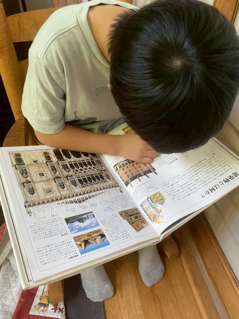 調べ学習をするこども