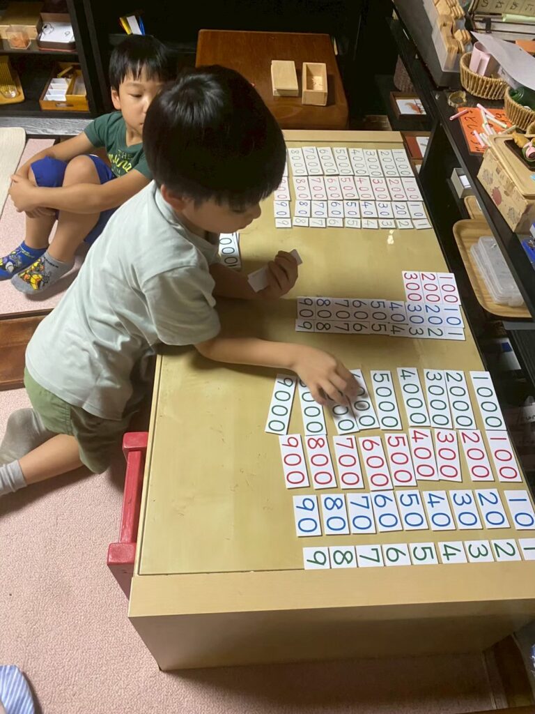 モンテッソーリ教具　集中する子ども
