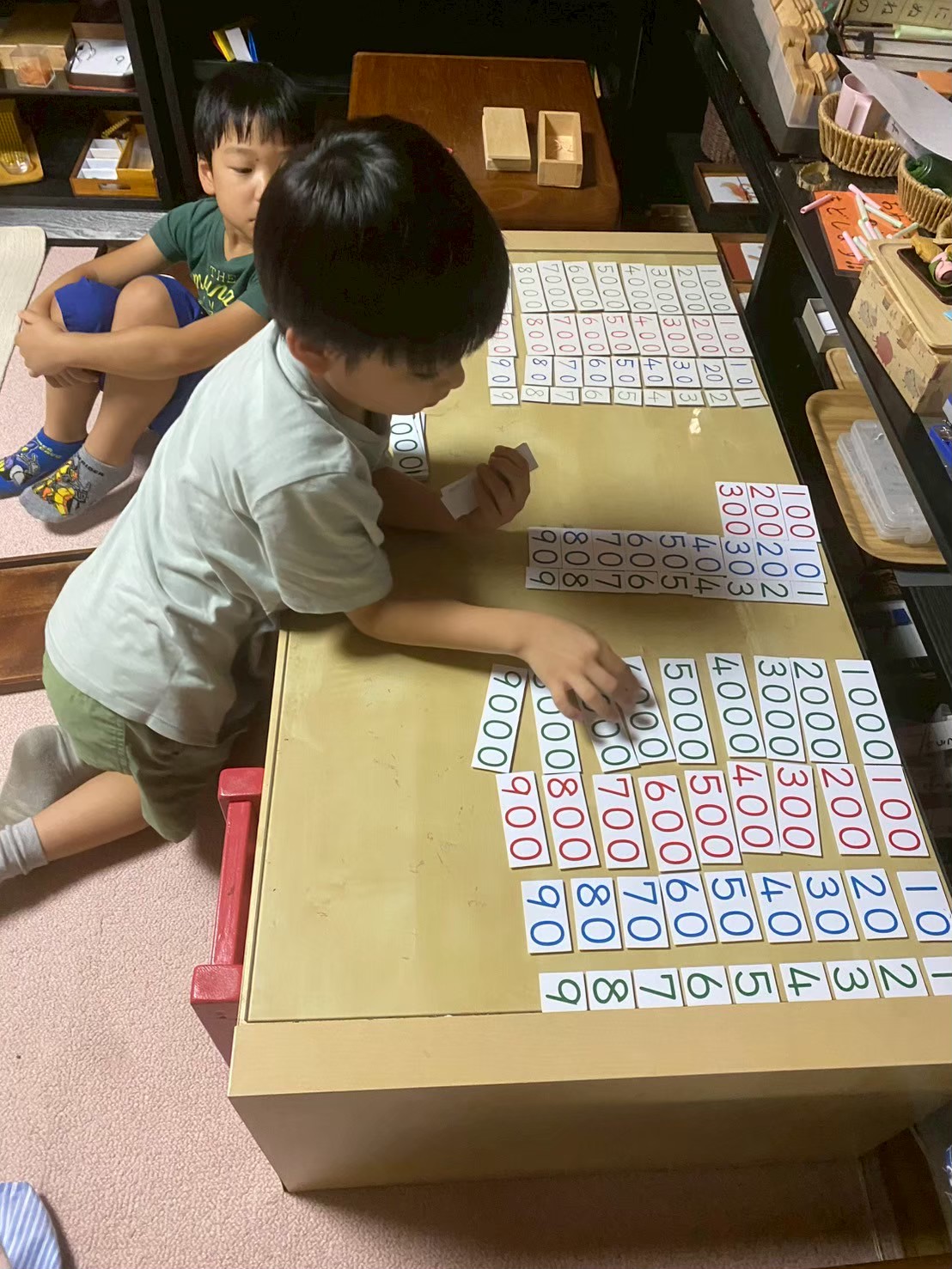 モンテッソーリ教具　集中する子ども