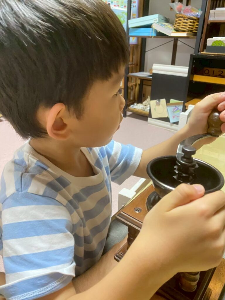 ミル挽きを体験するこども