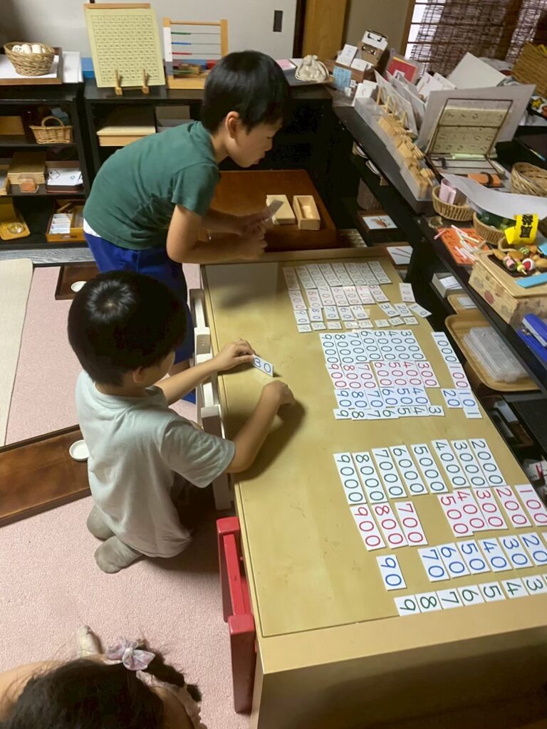 モンテッソーリ教具 集中する子ども