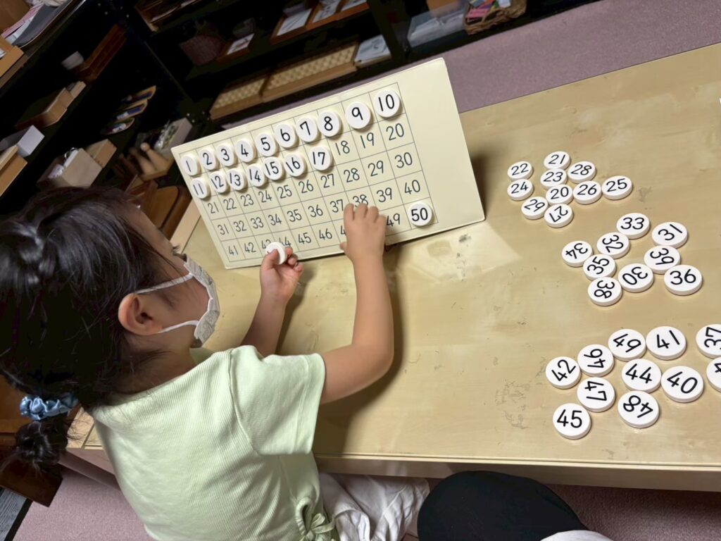 モンテッソーリ教具を使うこども