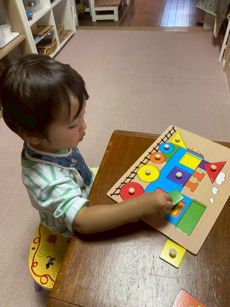 モンテッソーリ教具　集中する子ども