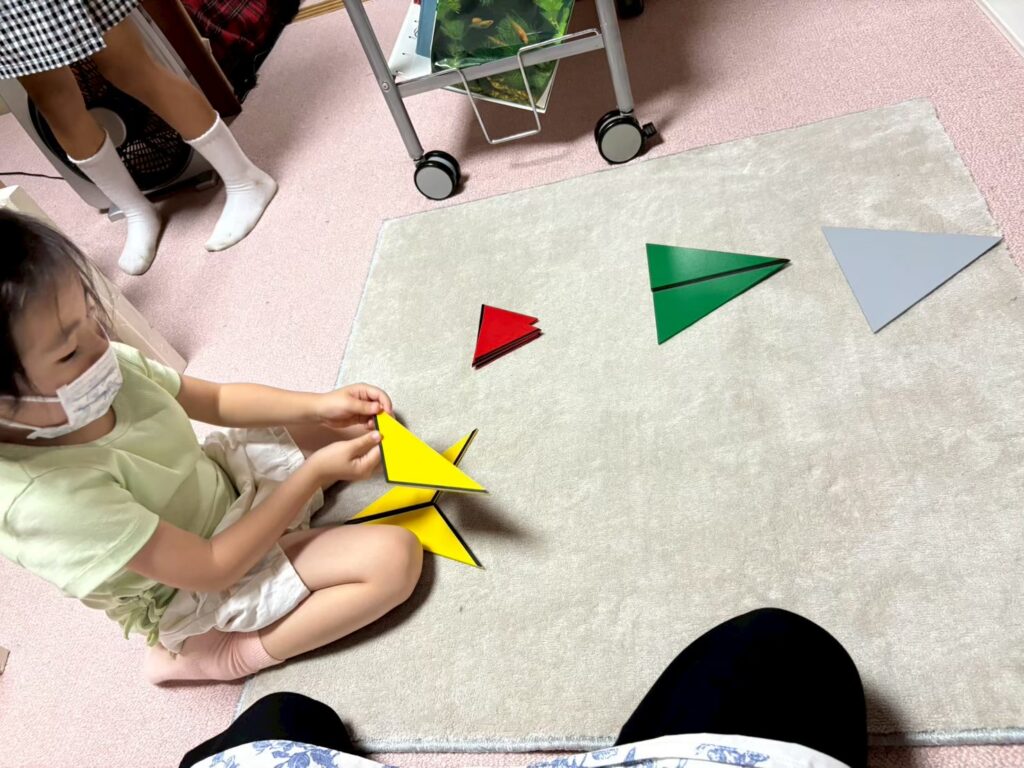 モンテッソーリ教具 集中する子ども