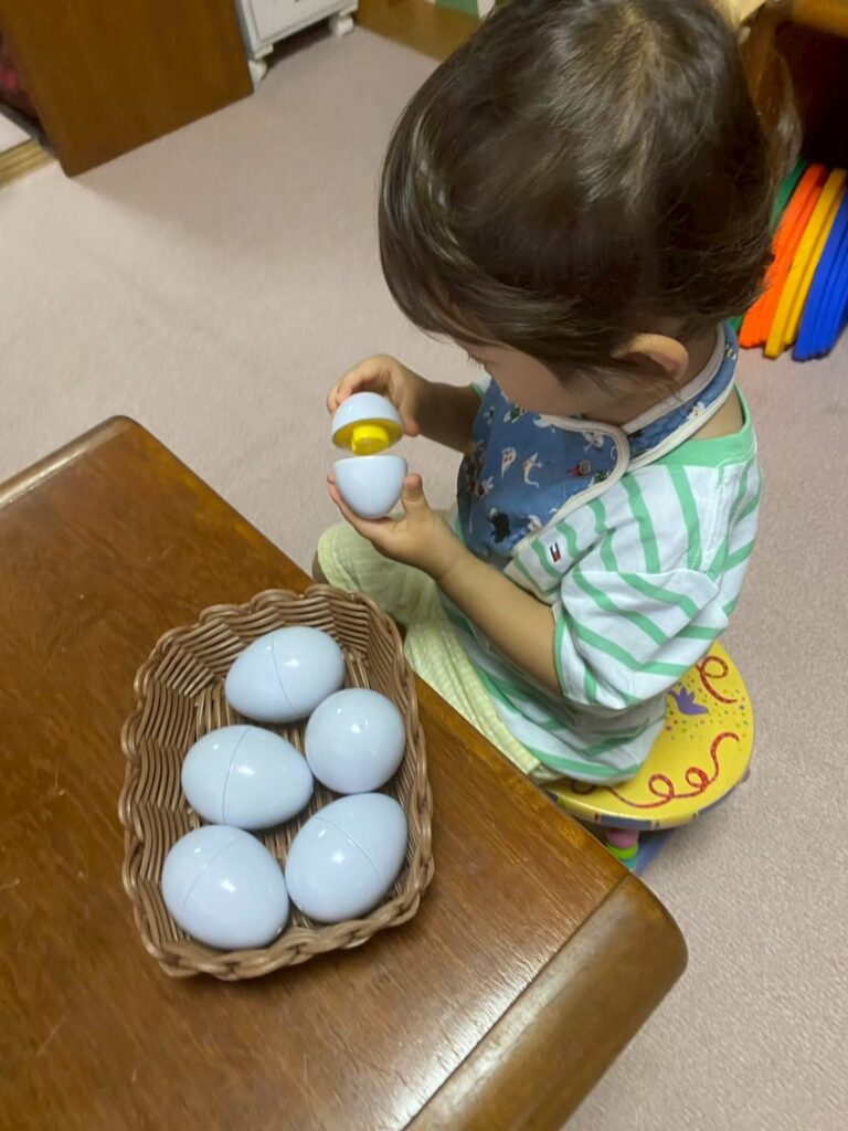ゆで卵を剥く様子