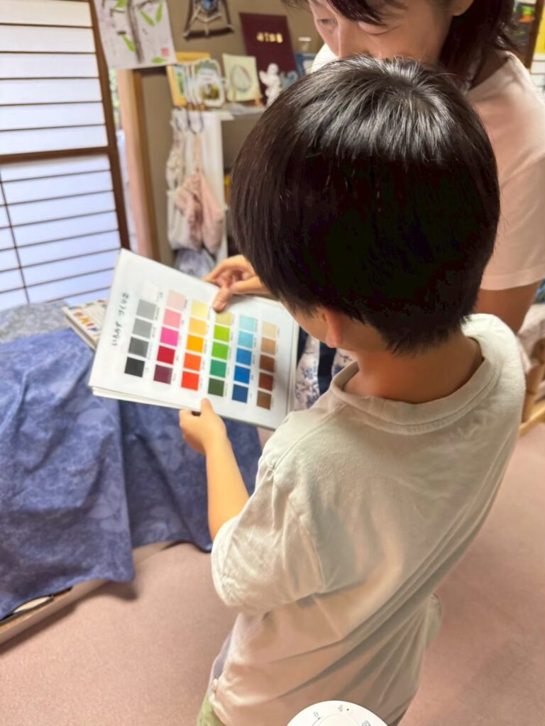 色彩に取り組むこども