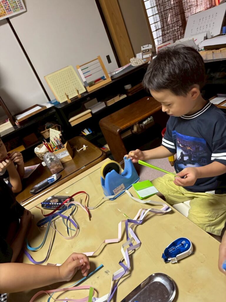 制作に取り組む様子 モンテッソーリ