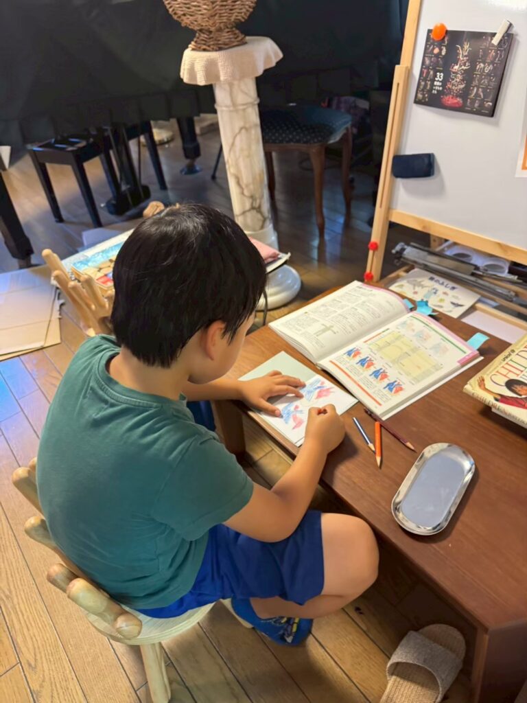 調べ学習を行うこども