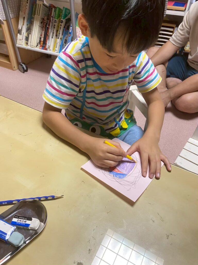 制作に取り組む子ども モンテッソーリ