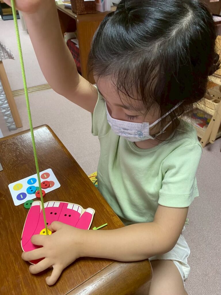 ぬいさしに取り組む様子