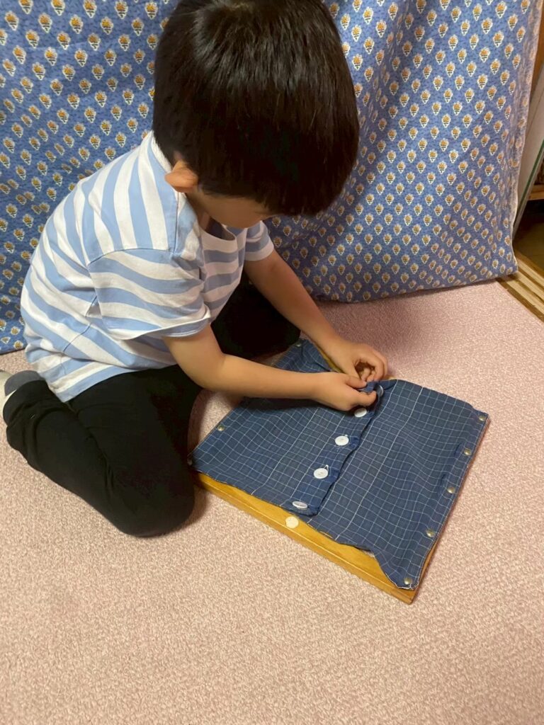 ボタンかけに取り組む様子