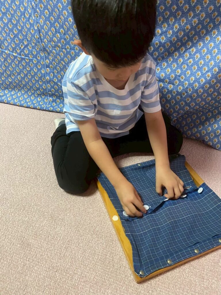 ボタンかけに取り組む様子