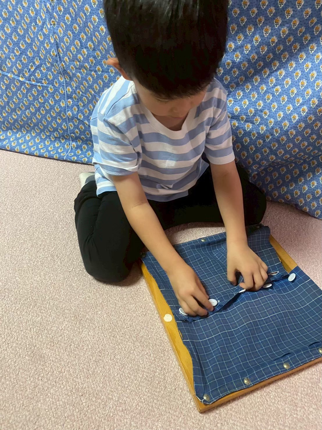 ボタンかけに取り組む様子