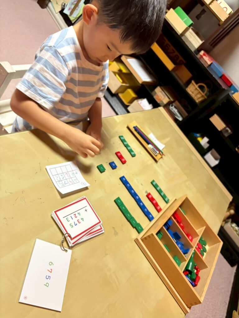モンテッソーリ教具 集中する子ども
