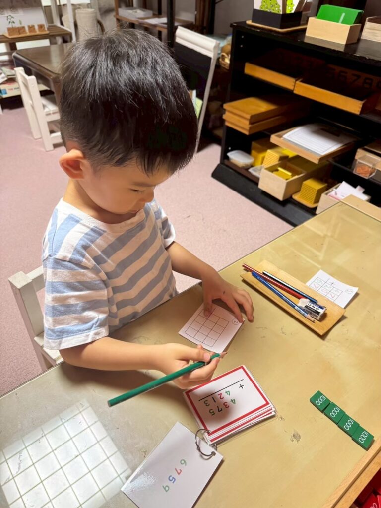 モンテッソーリ教具　集中する子ども