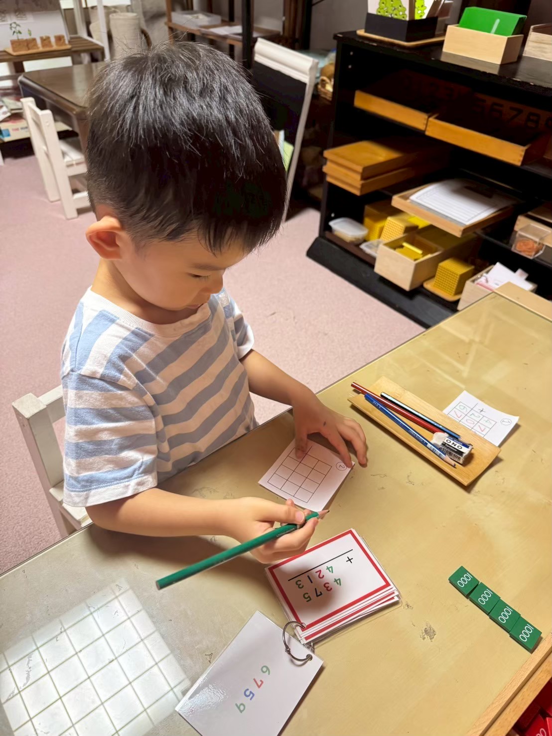 モンテッソーリ教具　集中する子ども