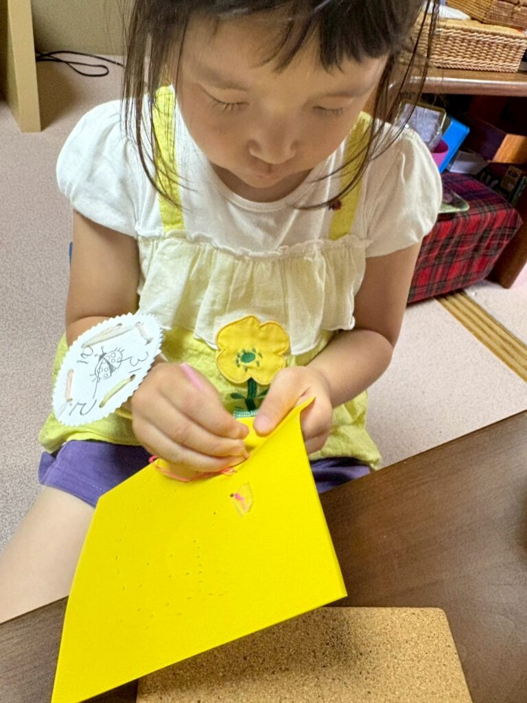 集中するこども ぬいさし