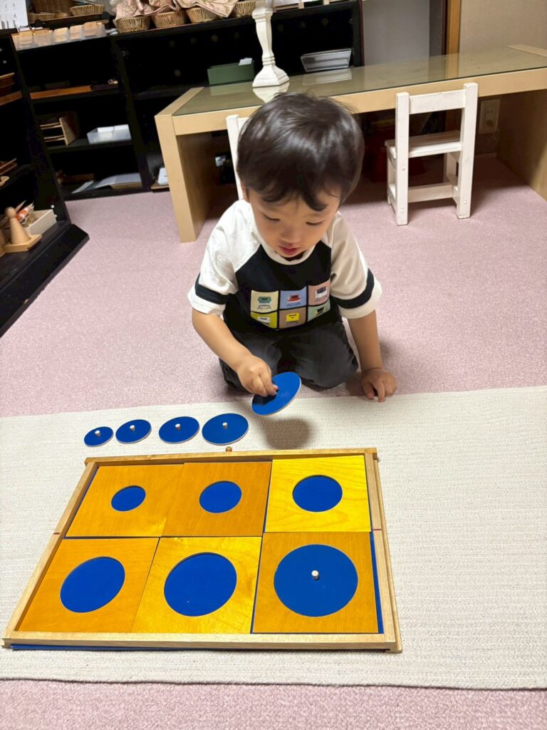モンテッソーリ教具に触れるこども
