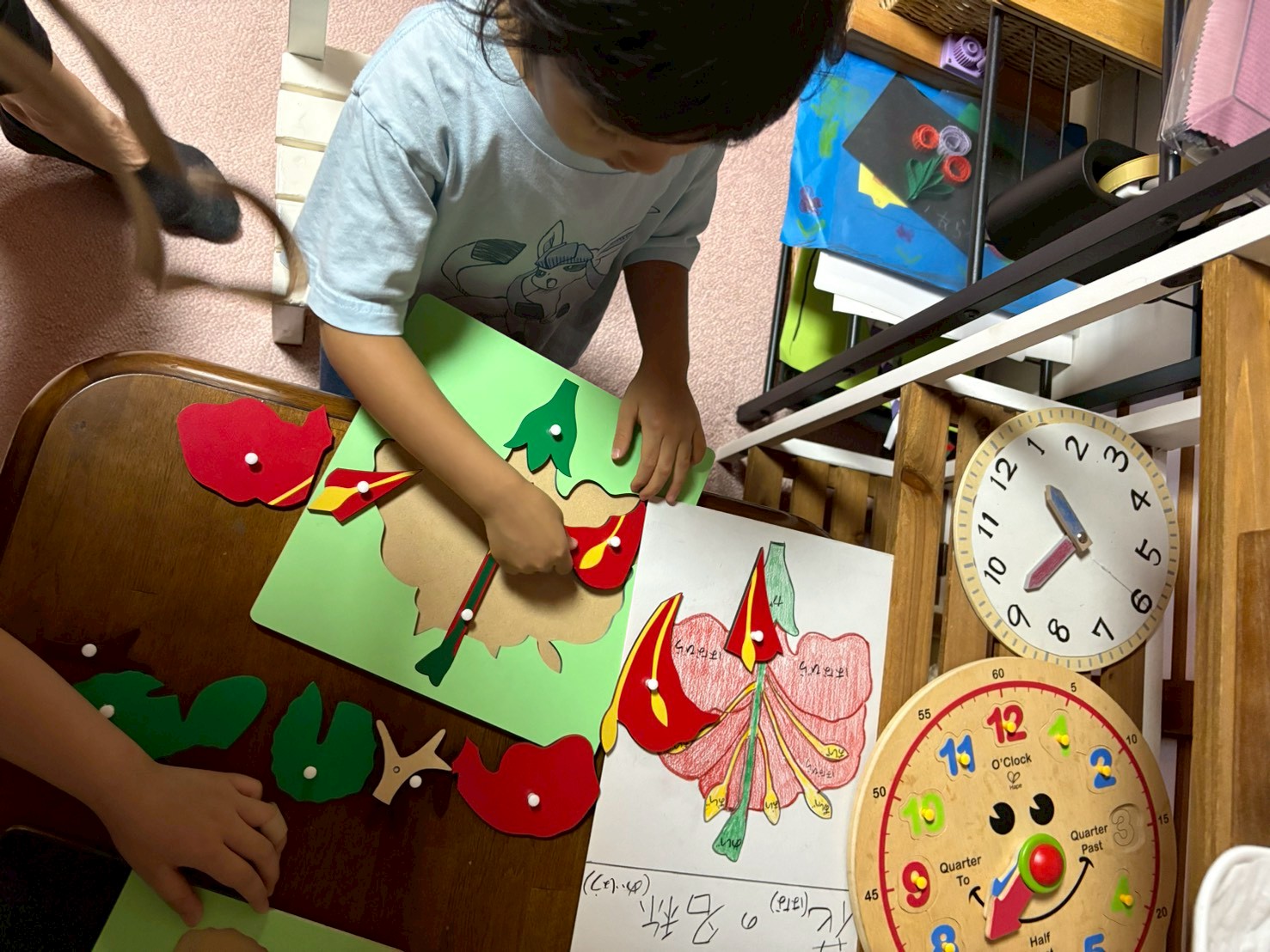 モンテッソーリ教具　集中する子ども
