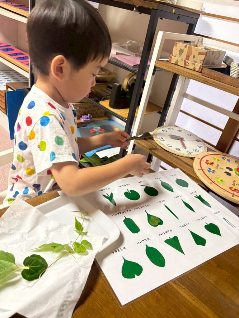 集中するこども