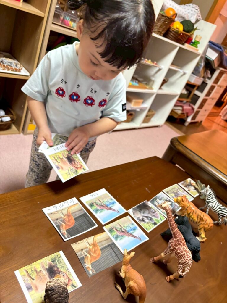 モンテッソーリ教具 集中する子ども