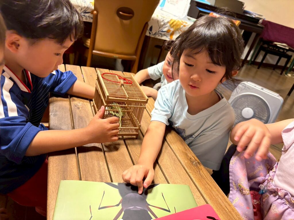 仲間と制作を行う様子