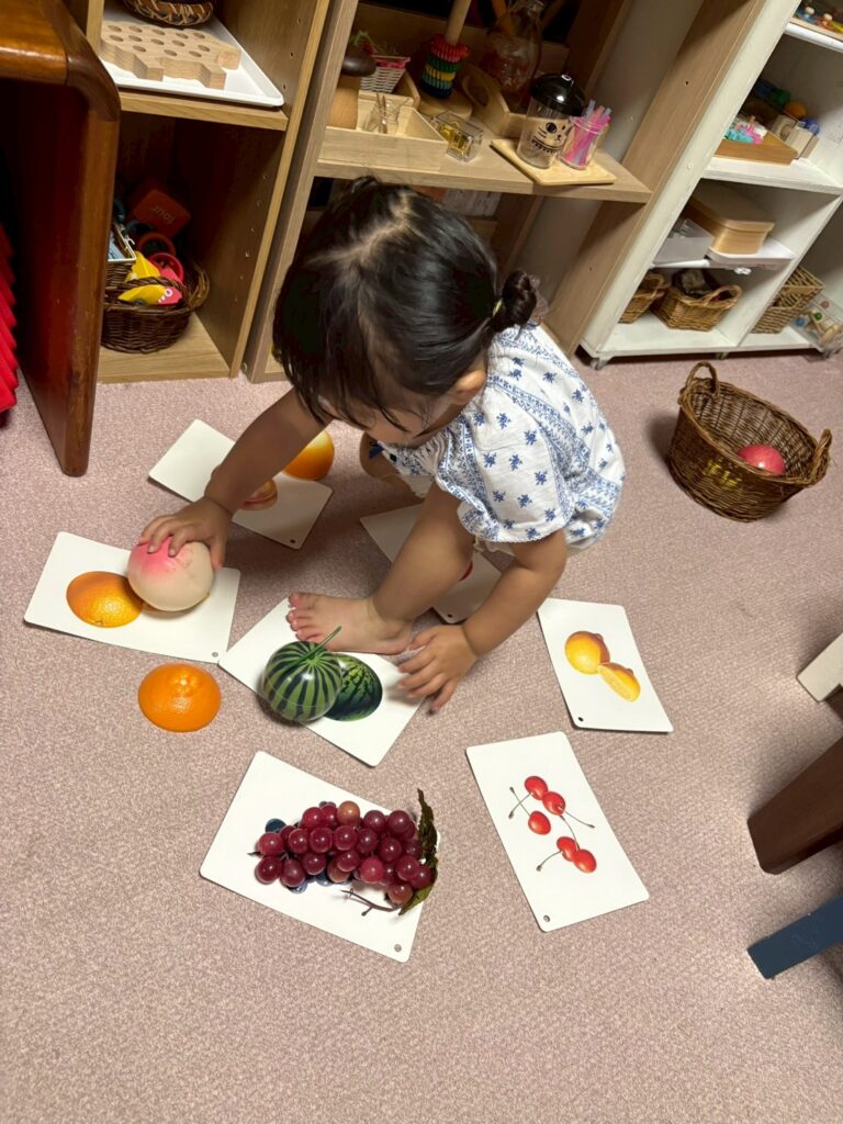 モンテッソーリ教具 集中する子ども