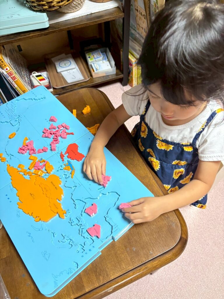 モンテッソーリ教具 集中する子ども