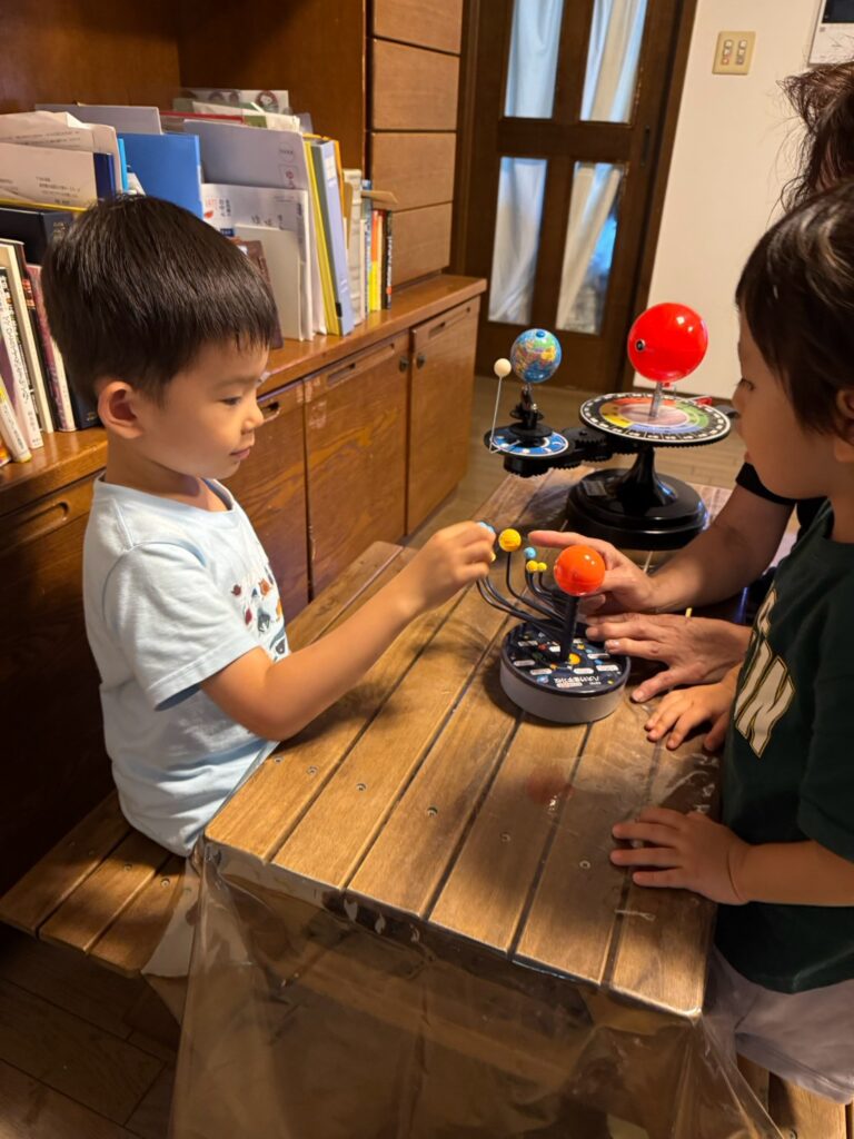惑星の仕組みについて学ぶ様子